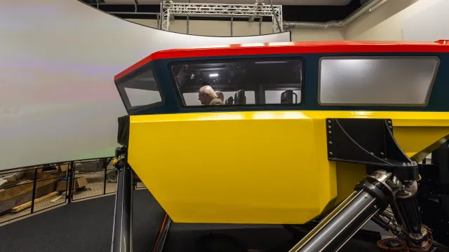 Kungen provar att köra räddningsbåt med Sjöräddningssällskapets simulator