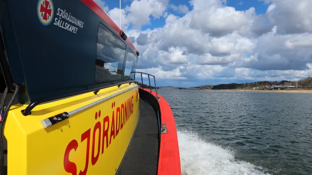 Hammarös nya räddningsbåt åker i Göta Älv.