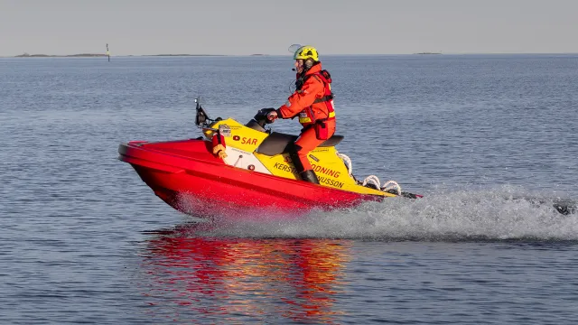 Rescuerunner Kerstin Magnussin tillsammans med sjöräddare