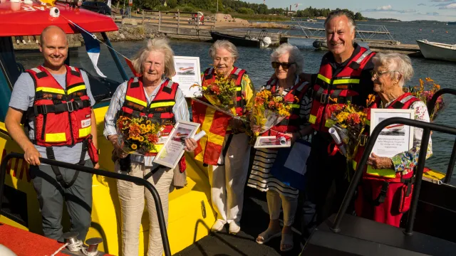 Fem av donatorerna står på räddningsbåten tillsammans med Sjöräddningssällskapets vd