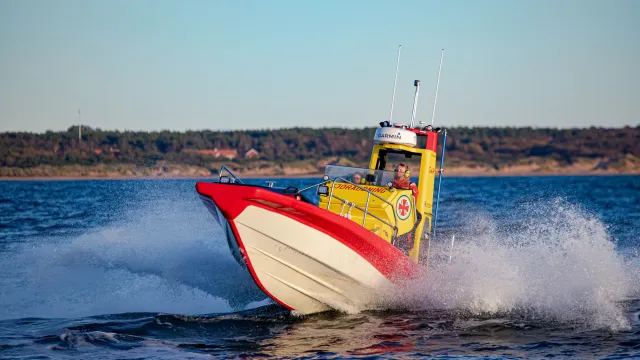 Åtta meters Rescue Länförsäkringar Halland i Gunnel Larson-klassen tar sig fram över vattnet