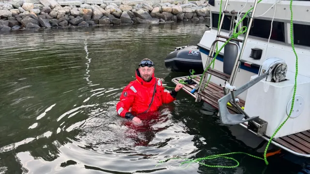 Frivillig sjöräddare klädd i 1-timmarsdräkt.