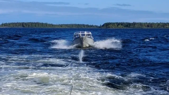 Bogsering av båt som tappat propellern