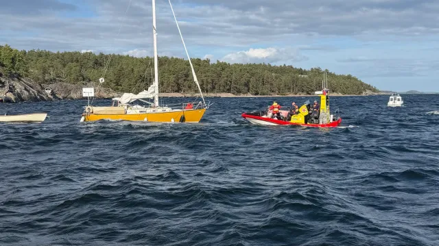 Segelbåt får hjälp