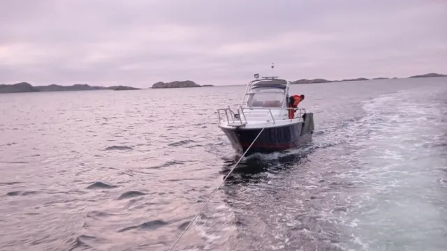 Båt som bogserar av Sjöräddningssällskapet 