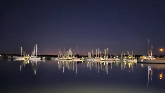 En spegelblank hamn, där båtarna speglar sig vackert mot vattnet