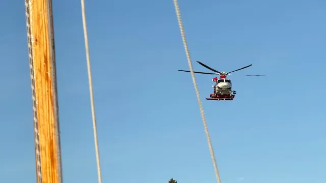 Maten på en segelbåt och en hellikopter