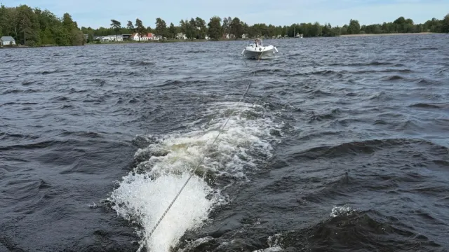 RS Växjö bogserar en båt till säker hamn.