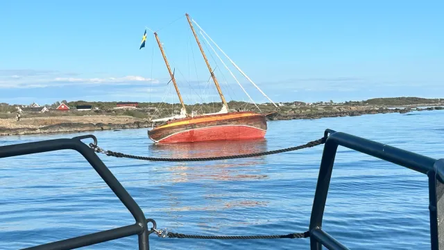 Segelbåt som kantrat.