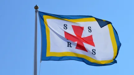 Sjöräddningssällskapets flagga svajar i vinden
