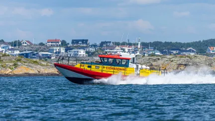 Sjöräddningsbåt Rescue Mercedes Sanne Eliasson en solig dag