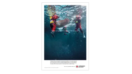 Annons där tre frivilliga sjöräddare är i vattnet. 