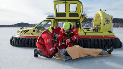 Sjöräddare hjälper patient till svävare