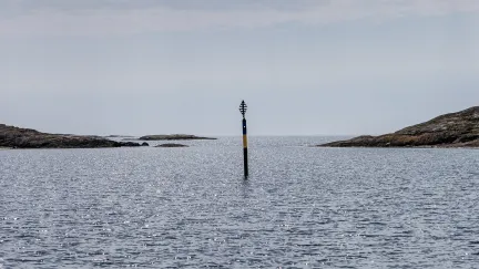 Ett kardinalmärke i skärgårdsmiljö