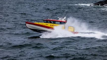 Räddningsbåten Rescue Margareta Emblad tar sig fram över vågorna